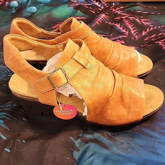 Comfortiva Stylish Tan Leather Sandals 👡 size 10W NWT - Picture 2 of 7